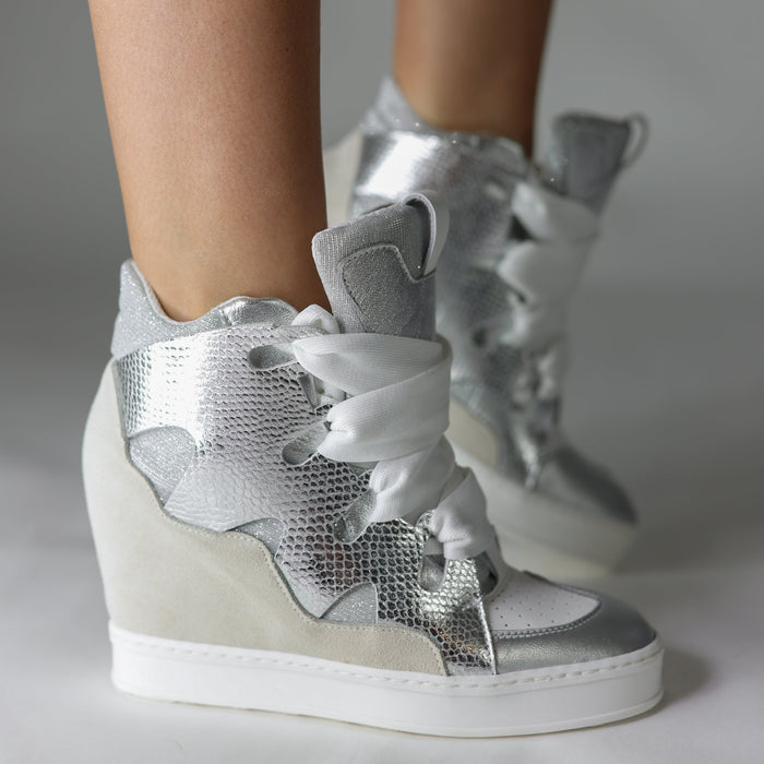 Courageous White Knit Laces